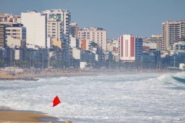 Rio de Janeiro Brezilya 'daki Leblon plajına girerken kırmızı bayrak tehlike işareti veriyor.