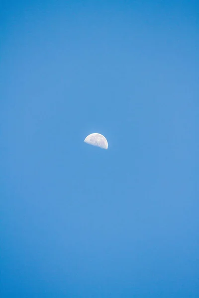 Waning Moon Pięknym Błękitnym Niebie Rano Rio Janeiro Brazylia — Zdjęcie stockowe