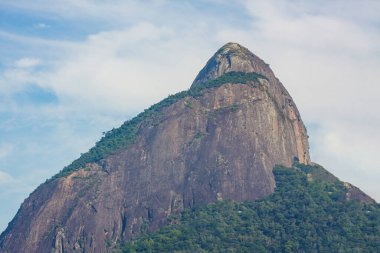 Rio de Janeiro 'da İki Tepe Kardeş.