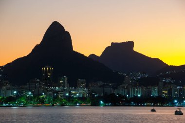 Rio de Janeiro 'daki Rodrigo de Freitas Gölü' nde alacakaranlık.