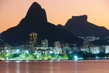 Rio de Janeiro 'daki Rodrigo de Freitas Gölü' nde alacakaranlık.