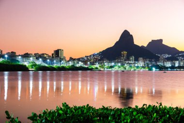Rio de Janeiro 'daki Rodrigo de Freitas Gölü' nde alacakaranlık.