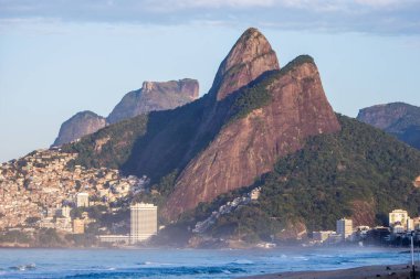 Rio de Janeiro 'daki Ipanema plajından iki tepe ve gavea taşı görüldü..