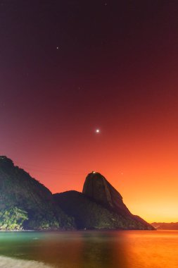 Şafak vakti Rio de Janeiro 'daki Urca kırmızı plajında gezegen hizalanması.