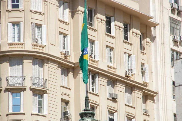 Бразильский Флаг Зданием Заднем Плане Рио Жанейро — стоковое фото