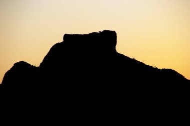 Rio de Janeiro 'da gün batımında gökyüzü olan gavea taşının silueti..