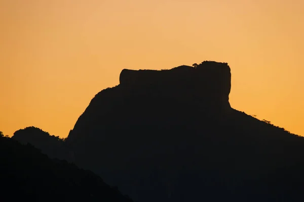 Силуэт Камня Гавеи Красивым Закатным Небом Рио Жанейро — стоковое фото