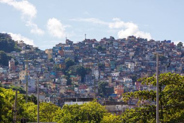 Rio de Janeiro, Brezilya 'daki Rocinha favela - 09 Mayıs 2022: Rio de Janeiro' daki Sao Conrado Mahallesi 'nden Rocinha gecekondu mahallesi.