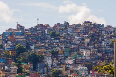 Rio de Janeiro, Brezilya 'daki Rocinha favela - 09 Mayıs 2022: Rio de Janeiro' daki Sao Conrado Mahallesi 'nden Rocinha gecekondu mahallesi.