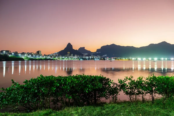 Rio Janeiro Daki Rodrigo Freitas Gölü Nde Alacakaranlık — Stok fotoğraf