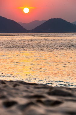 Rio de Janeiro Brezilya 'daki Urca' nın kızıl plajında gün doğumu.