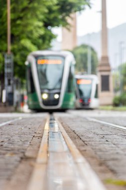 Rio de Janeiro Brezilya şehir merkezinde bulanık trenli VLT rayları.