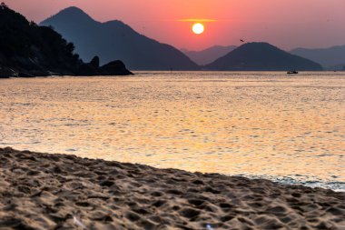 Rio de Janeiro Brezilya 'daki Urca' nın kızıl plajında gün doğumu.