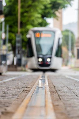 Rio de Janeiro Brezilya şehir merkezinde bulanık trenli VLT rayları.