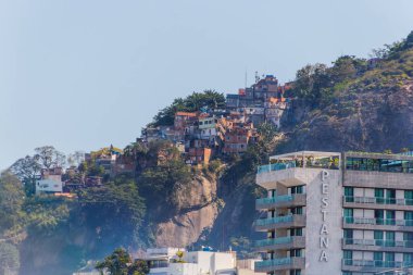Rio de Janeiro, Brezilya 'daki Copacabana plajından görülen favela do pavo - 07 Eylül 2022: Kenar mahallelerdeki evler do pavao, Rio de Janeiro' daki Copacabana plajından manzara.