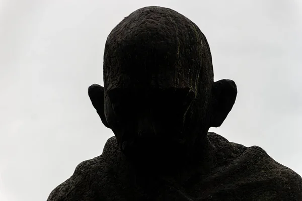 巴西里约热内卢市中心圣雄甘地雕像的轮廓 2022年9月11日 里约热内卢市中心圣雄甘地雕像的轮廓 — 图库照片