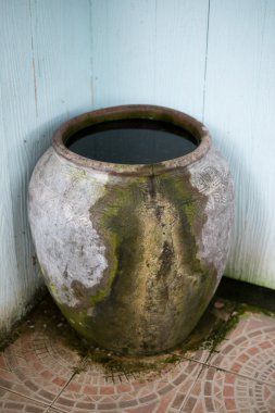 eski büyük toprak kavanozu