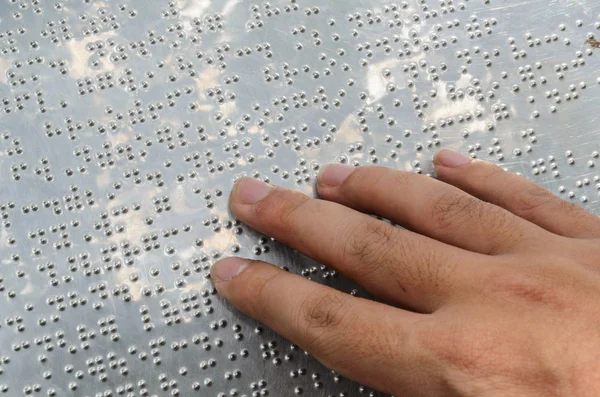 Närbild av hand läsa blindskriften. blinda människor läsa en bok i punktskrift. — Stockfoto