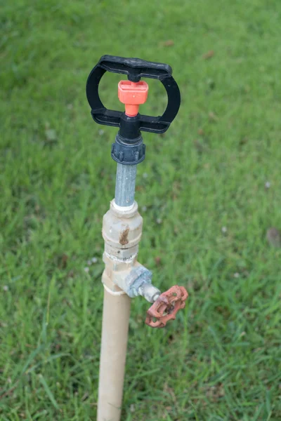 Close-up van de sprinkler in het veld — Stockfoto