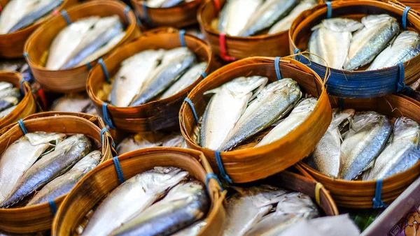 Makrela ryby w bambusowym koszyku w market, Tajlandia — Zdjęcie stockowe