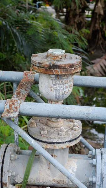 Antiguo oleoducto oxidado —  Fotos de Stock