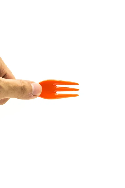 Hand mit orangefarbener Gabel isoliert auf weiß — Stockfoto