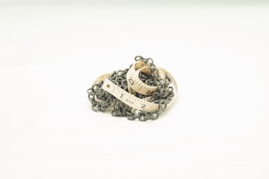 Ölçüm bandı ve üzerinde beyaz izole zinciri. kavram diyet