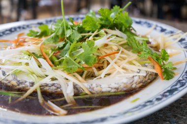 koyu soya sosu ile haşlanmış snowfish (gindara balığı, siyah morina)