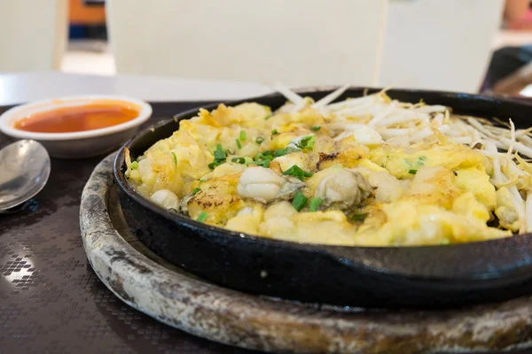 Fried Oyster Cakes served on iron hot plate (Fried Oyster Omelet) — Stock Photo, Image