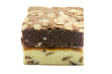 arka plan beyaz badem brownie ve güneş üzerinde kurutulmuş muz cakeon izole