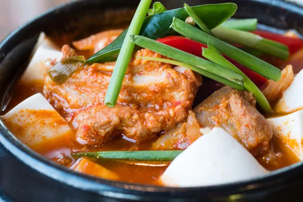 Kimchi chigae, sopa al estilo coreano, picante y caliente — Foto de Stock