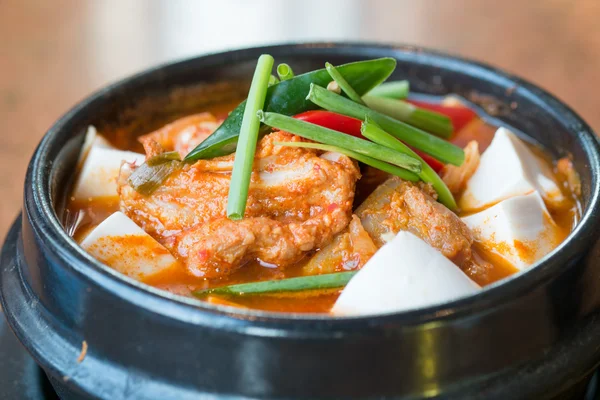 Kimchi chigae, sopa al estilo coreano, picante y caliente — Foto de Stock
