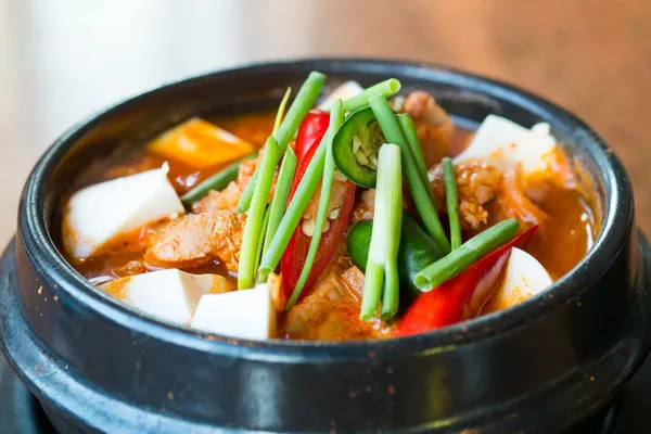 Kimchi chigae, Koreaanse stijl soep, warm en kruidig — Stockfoto