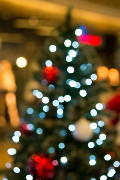 Анотація різдвяної ялинки світло і різдвяні кульки боке для фону — стокове фото