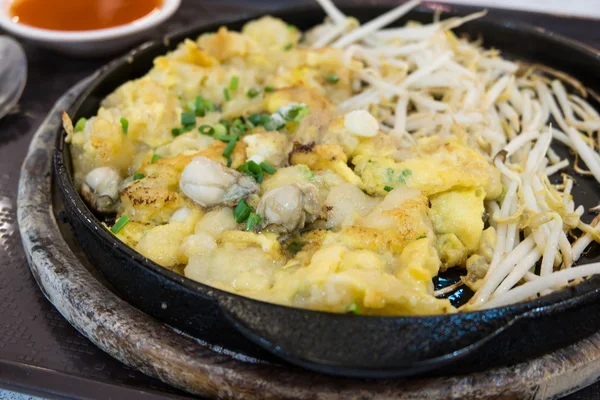 Pasteles de ostra fritos servidos en plancha de hierro (tortilla de ostra frita — Foto de Stock