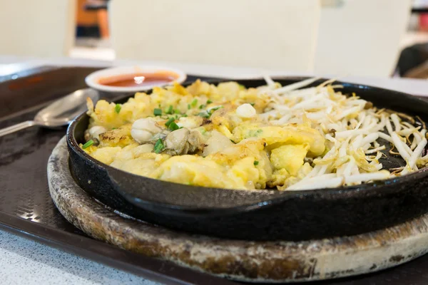 Gebakken oester gebak geserveerd op ijzer verwarmingsplaat (gebakken oester omelet — Stockfoto