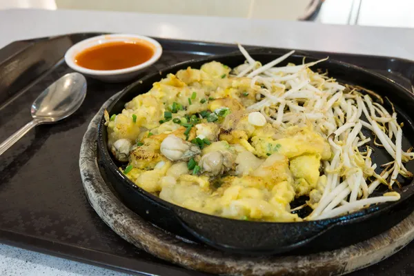 Stekte østerskaker servert på varmeplate av jern (Fried Oyster Omelet ) – stockfoto