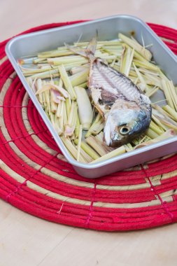 Limon otu ile ızgara uskumru balığı