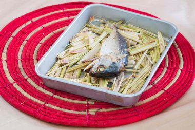 Limon otu ile ızgara uskumru balığı