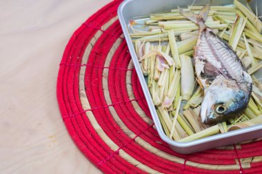 Limon otu ile ızgara uskumru balığı