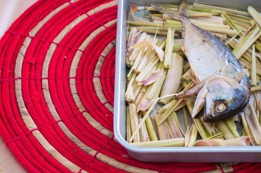 Limon otu ile ızgara uskumru balığı