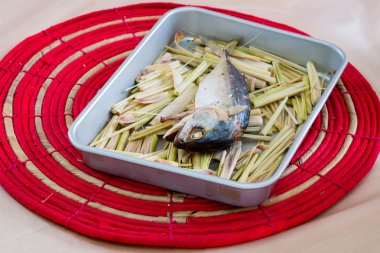 Limon otu ile ızgara uskumru balığı