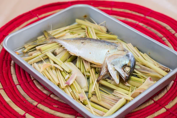 Makrela ryby na grill z trawy cytrynowej — Zdjęcie stockowe