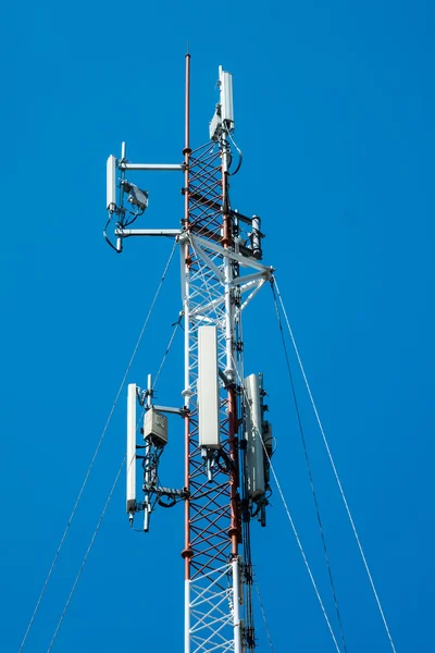 İletişim kulesi ile berrak gökyüzü — Stok fotoğraf