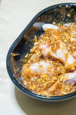 otlar ve baharatlar Barbekü için Marine tavuk baget