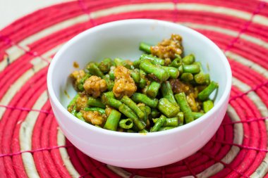 Kızarmış yardlong fasulye wih Tay biber yapıştırın ve domuz eti kıyma