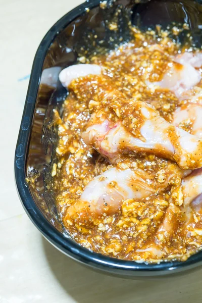 Rauwe kip drumstick gemarineerd in kruiden en specerijen voor barbecue — Stockfoto