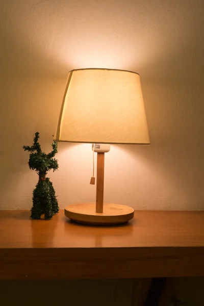 Lamp op het Bureau met rendieren boom decoratie — Stockfoto