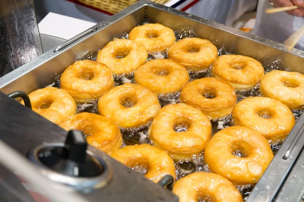 Frituren croissant donut gebakje (cronut) — Stockfoto