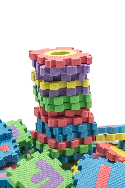 Toren van kleurrijke alfabet puzzel mat geïsoleerd in witte CHTERGRO — Stockfoto